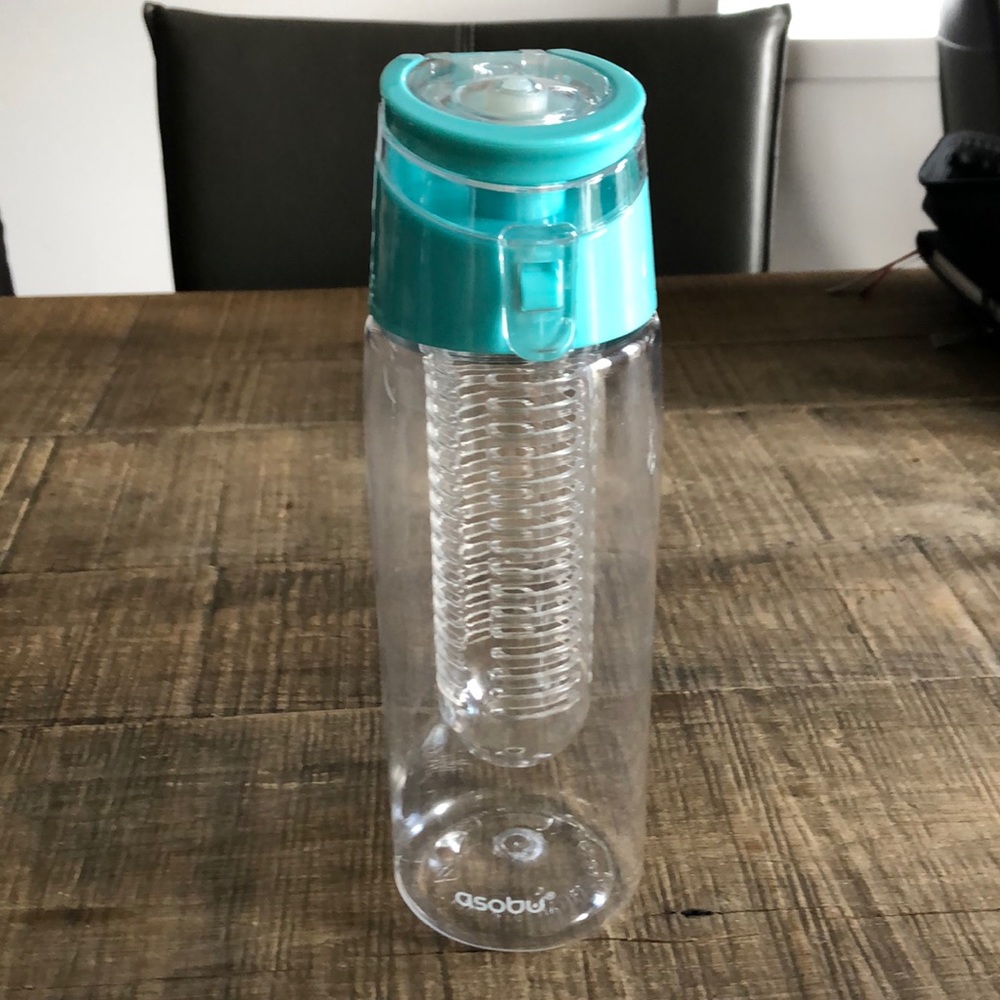 Asobu Water bottle with Infuser in light turquoise
